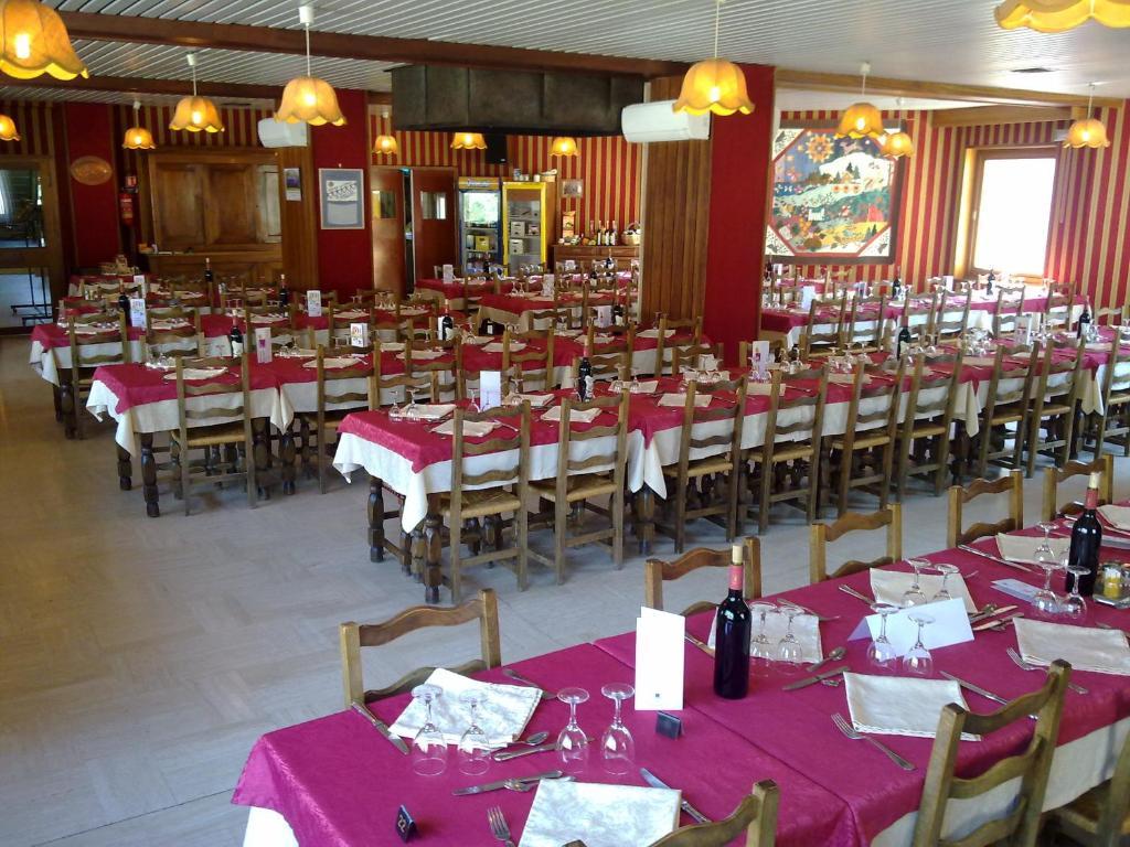 Logis Hotel Restaurant Du Commerce La Canourgue Zewnętrze zdjęcie