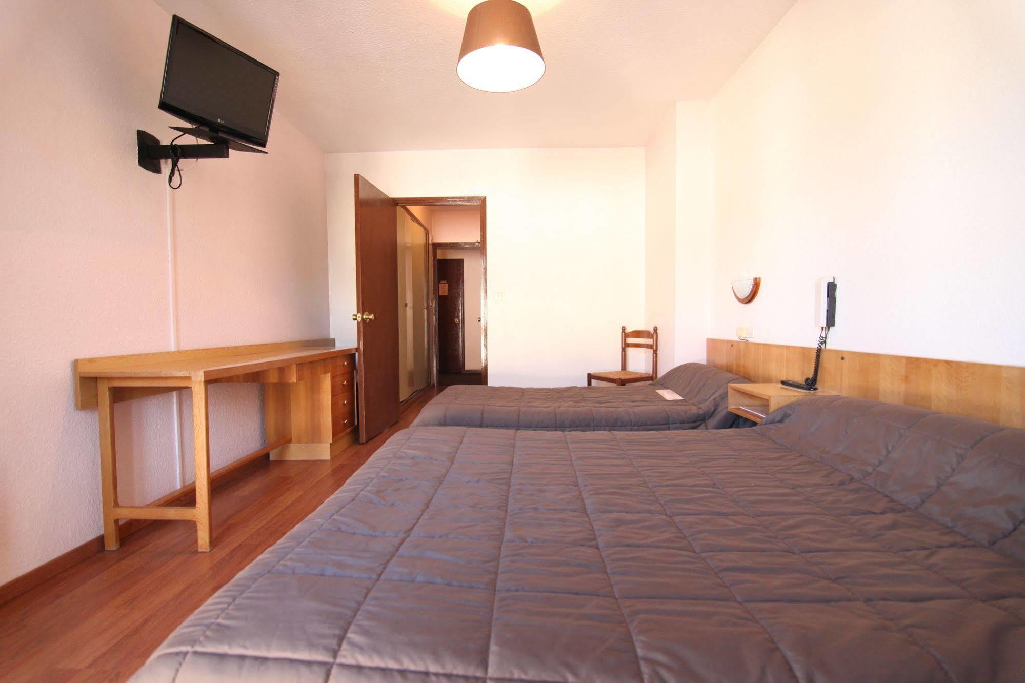 Logis Hotel Restaurant Du Commerce La Canourgue Zewnętrze zdjęcie